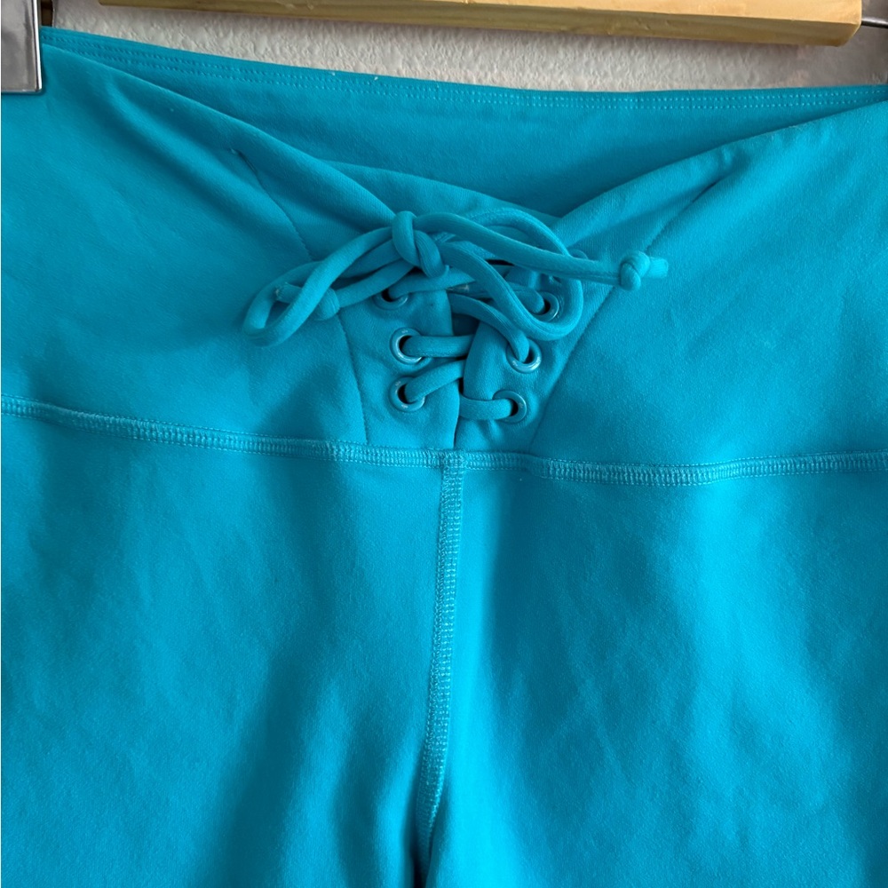 Alo Yoga Yogi Lace-Up Biker Shorts Tied & True Women’s Small Bright Aqua/White - Picture 5 of 7